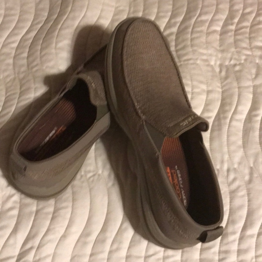 NWOT, Men’s Sketchers pull on.